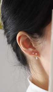 ต่างหูเพชรทรงบาแกตต์และทรงกลมแบบมินิมอล ดีไซน์เรียบหรู ทองคำแท้ 14K เครื่องประดับชั้นดีสำหรับผู้หญิง ของขวัญสุดน่ารักสำหรับคนรัก - Product Image 2