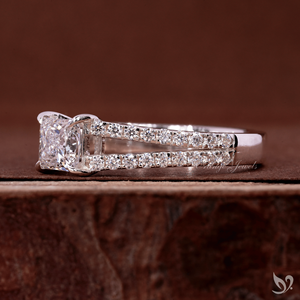 Anillo de Compromiso y Aniversario con Diamante Cultivado en Laboratorio de Corte Princesa de 0.5CT, Banda de Pavé Dividida, Oro Blanco de 10K, Certificado IGI - Product Image 2