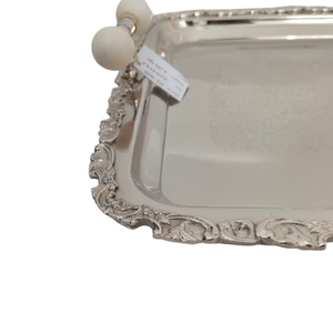 Plateau de service carré en acier inoxydable de style vintage, motif floral en relief, bords sculptés ornés, poignées en marbre blanc - Product Image 3