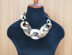 Collar de Corazón Hecho a Mano con Cadena de Eslabones de Cuerno de Búfalo Natural para Mujer, Modelo MNE-441, de MN EXPORTS, Accesorios de Joyería Uttar - Product Image 2