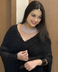 Hermoso Sari de Georgette Sintético con Corte Khatli y Trabajo Artesanal, Incluye Blusa de Georgette Sintético con Trabajo Artesanal Khatli y Detalles de Diamantes Hechos a Mano - Product Image 3