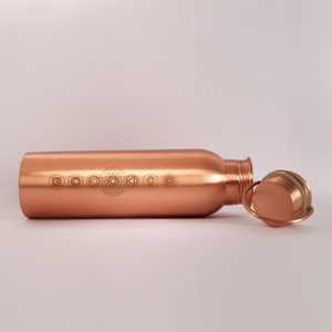 Bouteille d'eau traditionnelle en cuivre pur avec symboles des chakras, faite à la main, ayurvédique, réutilisable, personnalisation de la marque, vente en gros - Product Image 2