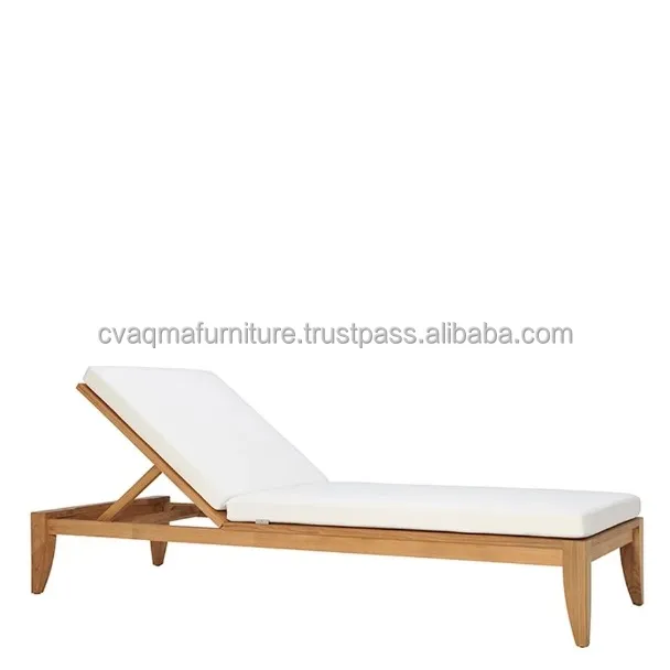 Ghế tắm nắng bằng gỗ Tếch với đệm màu trắng và mịn đánh bóng trong dự án đồ gỗ ngoài trời bằng gỗ Tếch