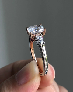 Anillo de compromiso clásico de plata de ley para mujer con moissanita de 3 quilates, engaste de púas, halo oculto moderno, para aniversario de bodas, celebrando el amor - Product Image 6