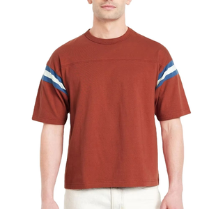 Camiseta Unisex 2026 para Hombre, Color Rojo Óxido con Rayas en las Mangas, Estilo Casual Deportivo, Cuello Redondo, Media Manga, Cómoda, Ropa Urbana de Verano, Moderna - Product Image 4