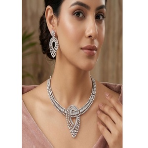 Magnifique ensemble de bijoux tendance en alliage plaqué argent avec collier et boucles d'oreilles géométriques en zircon pour femme, cadeau de mariage - Product Image 1