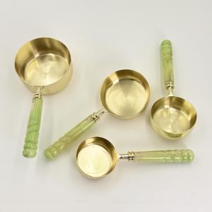 Tasses à mesurer en acier inoxydable au design classique avec poignée en résine, tasses à mesurer de haute qualité en or PVD à prix raisonnable - Product Image 3