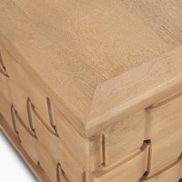 Table basse de salon moderne en bois de manguier massif, entièrement sculptée par CNC, avec des bords nettoyés, de forme carrée et une surface lisse.