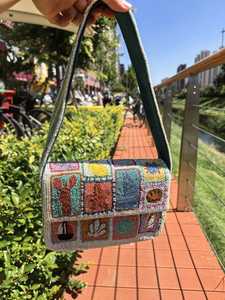 Sac à main rectangulaire brodé à la main avec motif de village méditerranéen coloré pour collection d'art - Product Image 4