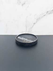 Sous-verre en Jesmonite noir et blanc fait main, plateau rond en ciment pour bibelots, décoration élégante et moderne pour bureau et table - Product Image 6