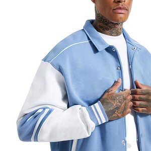 Chaqueta acolchada universitaria de béisbol de algodón teñido liso con mangas de PU impermeables y detalles de lona, estilo Letterman, para otoño - Product Image 1