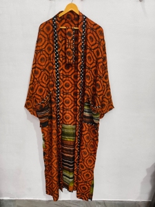Robe kimono d'été faite à la main en soie patchwork grande taille, style sari indien vintage en tissu recyclé, tenue de nuit longue et ample - Product Image 5