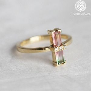 Bague de fiançailles classique pour femme en or rose plaqué or 18 carats avec moissanite taille coussin et sertissage à griffes - Product Image 3