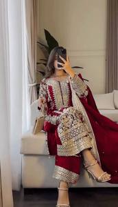 ชุดอานาร์กาลีปักลายสีแดงเลือดหมูสำหรับผู้หญิง พร้อมผ้าคลุมไหล่สีเทา ชุดแต่งงานแบบดั้งเดิมของอินเดียและปากีสถาน ชุดเดรสยาวคลุมเท้า - Product Image 5