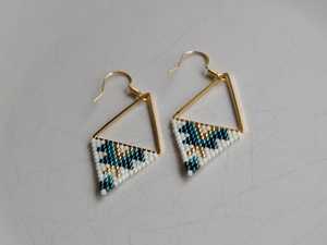 Modernos Pendientes de Cuentas de Vidrio y Resina con Diseño Turquesa y Flecos en Cascada, Joyería Única para Regalo - Product Image 1