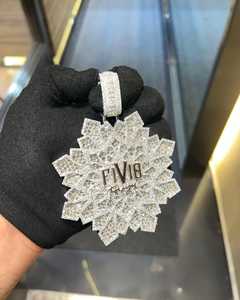 จี้ห้อยคอผู้ชายสุดหรู FIVIB Snowflake Moissanite เงินแท้ 925 ชุบทอง 18K ประดับเพชรทรงบาแกตต์แบบไมโครเพฟ - Product Image 3