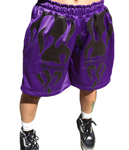 Pantalones cortos de baloncesto de satén con estampado de llamas personalizados para hombre, estilo urbano, corte holgado, en varios colores - Product Image 1