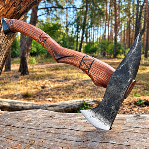 Hacha de Acero al Carbono Estilo Vikingo Industrial Hecha a Mano con Mango de Madera y Empuñadura Tallada, Hacha Tradicional para Acampar y Cortar Leña - Product Image 1