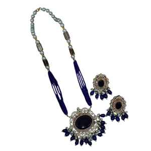 Ensemble Kundan sculpté bicolore de qualité supérieure de style victorien avec boucles d'oreilles clous vert menthe émeraude pour mariages et fêtes - Product Image 1