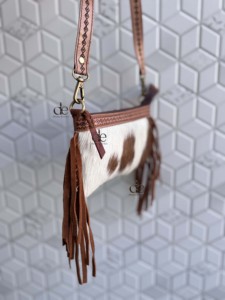 Bolso de Mano de Cuero con Flecos y Grabado de Diseño Único, Bolso Elegante de Color Marrón, Bolso Cruzado para Mujer - Product Image 2