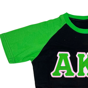 Camiseta Premium AKA Black Opp Sleeve para Mujer, Negra, Verde, Rosa, Manga Corta, Cuello Redondo, Estilo Griego Informal - Product Image 5