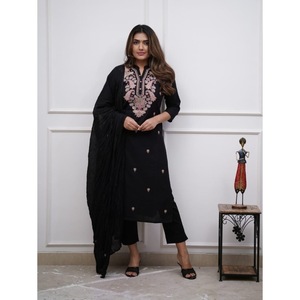 DESIGNER VISCOSE CHANDERI BRODERIE SÉQUENCE TRAVAIL HAUT BAS AVEC DUPATTA NOIR - Product Image 1