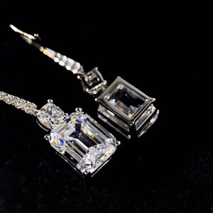 Boucles d'oreilles pendantes en argent sterling plaqué or blanc avec moissanite taille émeraude 925, diamant simulé certifié IGI et clarté VVS - Product Image 3