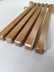 Porte-manteau mural en bois pliable avec barres horizontales pour vêtements et accessoires, idéal pour l'intérieur et le bureau - Product Image 6