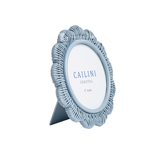 Cadre photo rond en rotin bleu festonné, cadre photo artisanal bleu côtier, décoration murale et de table moderne de style nautique - Product Image 1