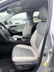 Toyota RAV4 XLE Premium d'occasion 2025 - Product Image 3