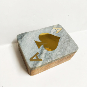Elegante Caja de Cartas de Juego de Madera Hecha a Mano con Detalles de Latón de Lujo para una Experiencia de Juego Mejorada - Product Image 5