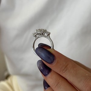 Anillo de Compromiso Premium con 3 Diamantes Ovalados Cultivados en Laboratorio de 4.5 TCW E VVS2, con Halo Oculto y Pavé, Anillo Nupcial Único - Product Image 5