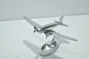 โมเดลเครื่องบินอลูมิเนียม DC3 คุณภาพพรีเมียม พร้อมฐานตั้ง ตกแต่งสไตล์วินเทจ สำหรับโชว์ในบ้าน มีจำหน่ายแล้ว - Product Image 4