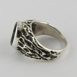 Bague unisexe en argent plaqué style bohème avec motif amoureux, sertie de quartz fumé, collection Spirit Peace de Shri Ashapura Jewels - Product Image 4