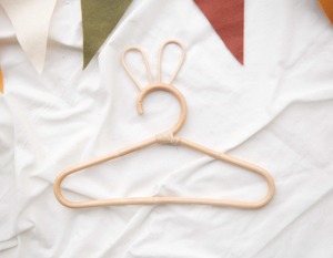 Cintre en rotin naturel Lapin et Fleur, idéal pour l'organisation de la garde-robe et le rangement élégant des vêtements, provenant d'Inde - Product Image 3
