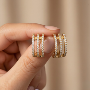 Boucles d'oreilles créoles de créateur à trois rangs de diamants ronds véritables de 1,00 TCW en or jaune 14 carats |   Bijoux fins de luxe pour femmes - Product Image 2