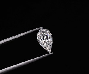 OM GEMS Diamant de laboratoire fantaisie en forme de poire de 1,60 ct, clarté IGI VVS-VS, percé au laser, couleur E, pour la fabrication de bijoux - Product Image 4