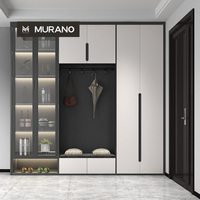Mobile ingresso personalizzato per tutta la casa con area vetrina vini a LED, appendiabiti modulare smontabile per corridoio e scarpiera in legno