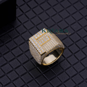 Bague Cocktail Homme en Argent 925 Plaqué Or Blanc avec Moissanite Taille Ronde Brillante, Sertissage Pavé, Design Géométrique de Luxe - Product Image 4