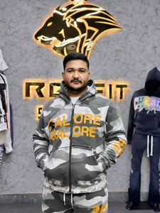 Sweat à capuche zippé camouflage pour homme avec imprimé personnalisé jaune et détails cloutés, style streetwear, coupe classique, en molleton. - Product Image 3