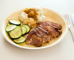 Assiettes rondes en feuilles d'arec de qualité supérieure, vaisselle élégante pour mariage, compostables, style rustique, aspect bois naturel, vente en gros - Product Image 3