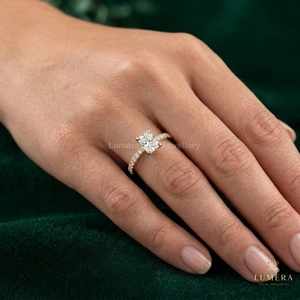 Anillo Minimalista de Diamante Corte Radiante, Banda Delgada de Media Eternidad con Pavé, Engaste Solitario de Cuatro Puntas, Elegante Joyería de Boda en Oro - Product Image 1