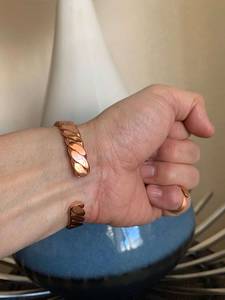 กำไลข้อมือทองแดงแท้ทำมือ งานฝีมือโลหะทองแดง ลายเชฟรอนบิดเกลียว เครื่องประดับบำบัด สำหรับผู้ชายและผู้หญิง แบบเรียบ OEM - Product Image 6