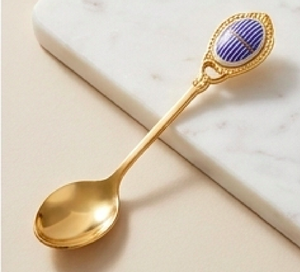 Cuillère à thé au design finition or, élégante et stylée, ustensile parfait pour le thé, le café, la table à manger et les essentiels de cuisine. - Product Image 1