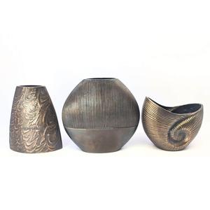 Florero de Metal Hecho a Mano para Decoración de Piso para Apartamentos Modernos, Florero de Mesa con Acabado Negro - Product Image 4