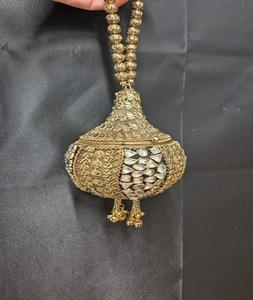 Mini pochette en laiton Kundan plaquée or, faite à la main, pour soirée, avec diamants et fermeture à boucle, provenant de l'Uttar Pradesh - Product Image 6