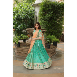 Experimente el encanto de Trending Cosmos Jequard Lehenga Choli con Dupatta bordada de seda rusa. Descubre el Fusio perfecto - Product Image 4