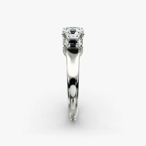 แหวนหมั้นเพชรโมอิสซาไนต์ทรงบาแกตต์คุณภาพพรีเมียมประดับเพชรสามเม็ดด้านข้างสำหรับผู้หญิง ลดราคาพิเศษ - Product Image 3