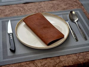 Porta facturas de cuero genuino de alta gama para restaurante con cierre magnético, presentador de recibos personalizado, carpeta para camarero LBH-0032B - Product Image 1