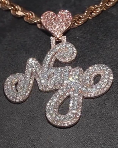 จี้เพชร VVS แบบกำหนดเอง ตัวอักษรย่อ เงินแท้ 925 ชุบทอง ผ่านการทดสอบเพชร ปรับแต่งได้ พร้อมตะขอรูปหัวใจ ดีไซน์คลาสสิก - Product Image 1